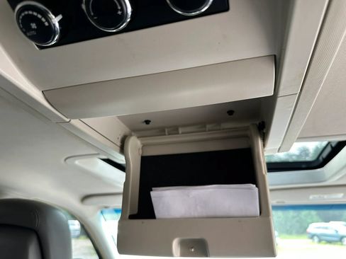 Used 2011 Volkswagen Routan SEL FWD image 28