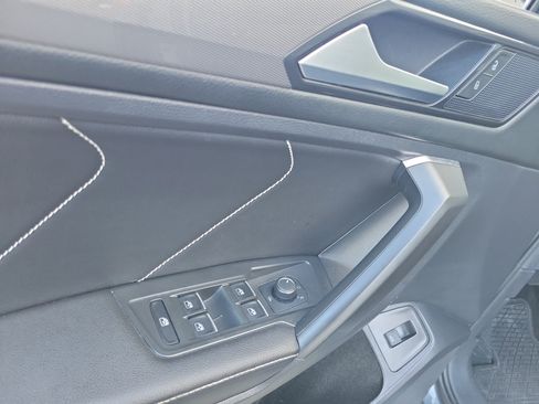 Used 2022 Volkswagen Tiguan SE w/ Panoramic Sunroof Package FWD image 23