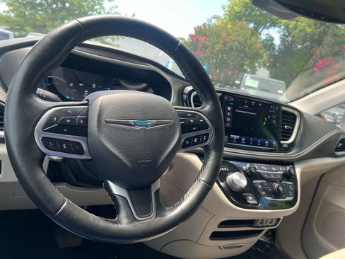 Used 2021 Chrysler Pacifica Touring-L FWD image 31
