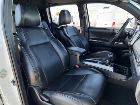 Used 2020 Toyota Tacoma Limited image 29