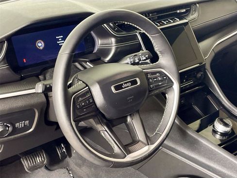 Used 2023 Jeep Grand Cherokee L Laredo image 12