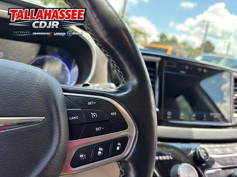 Used 2021 Chrysler Pacifica Touring-L FWD image 17