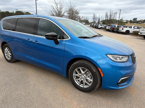 New 2026 Chrysler Pacifica Select FWD image 5