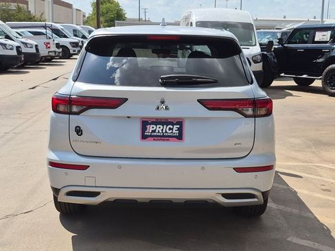 Used 2024 Mitsubishi Outlander SE FWD image 6