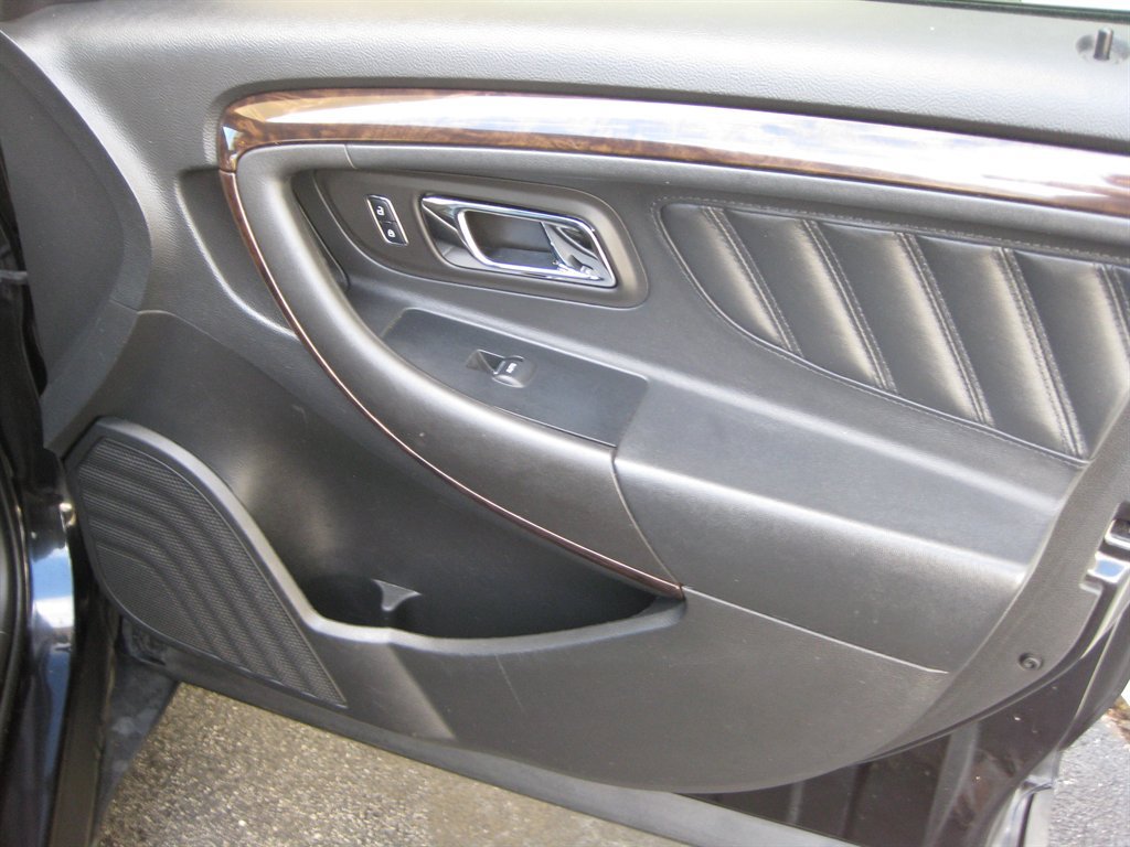 Used 2015 Ford Taurus Limited FWD image 33