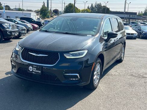 Used 2023 Chrysler Pacifica Touring-L FWD image 3
