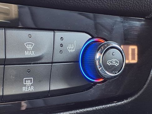 Used 2023 Buick Enclave Essence w/ Sport Touring Edition image 6