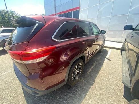 Used 2017 Toyota Highlander LE FWD image 12