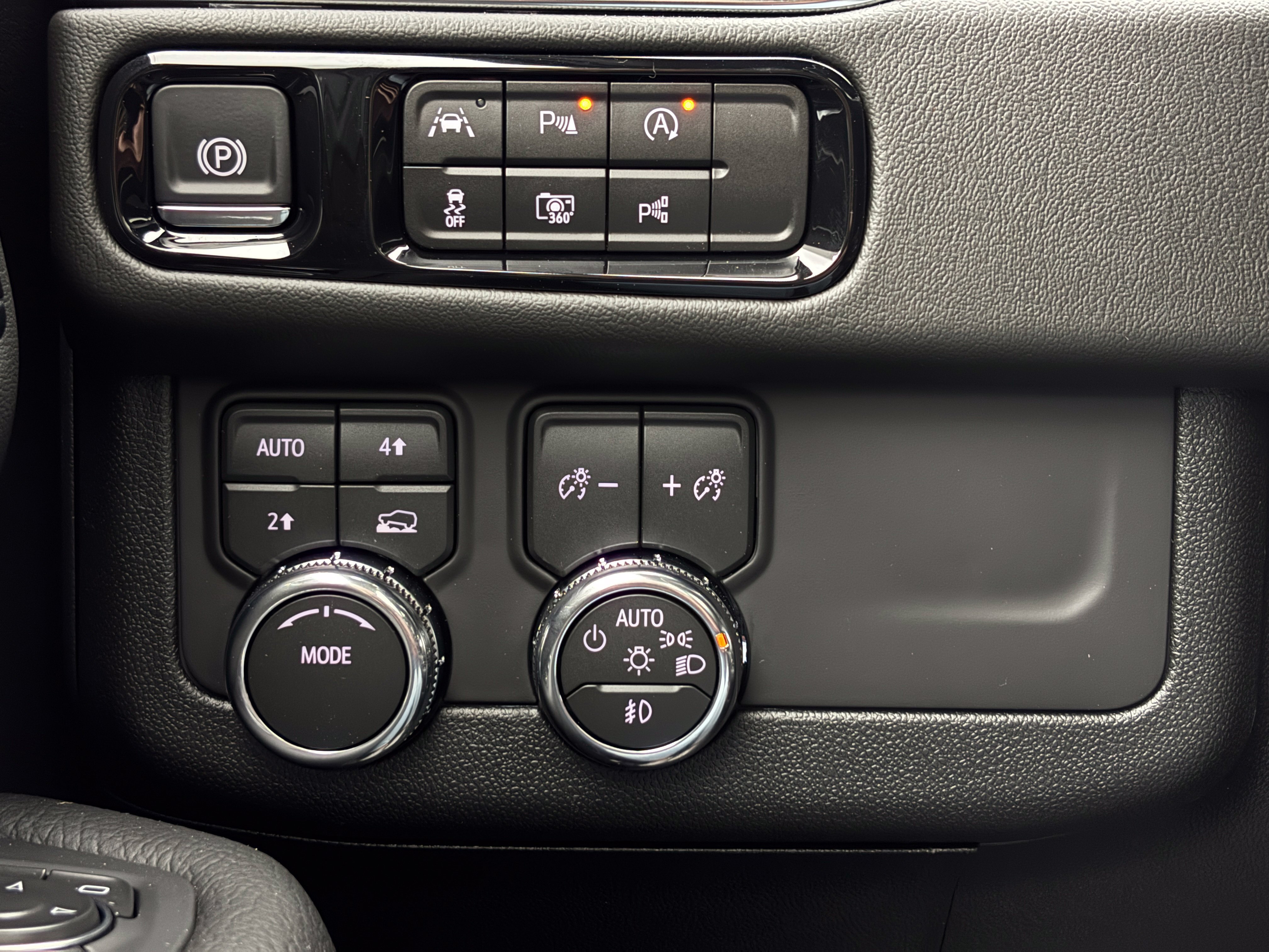 New 2026 GMC Yukon Denali w/ Sun & Power Step Package AWD/4WD image 24