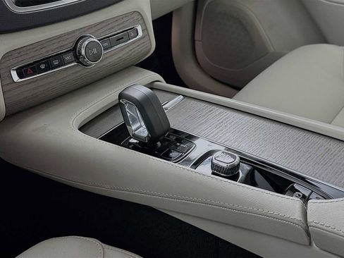 Certified 2025 Volvo XC90 B6 Plus image 16