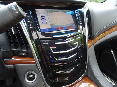 Used 2018 Cadillac Escalade Premium Luxury RWD image 18