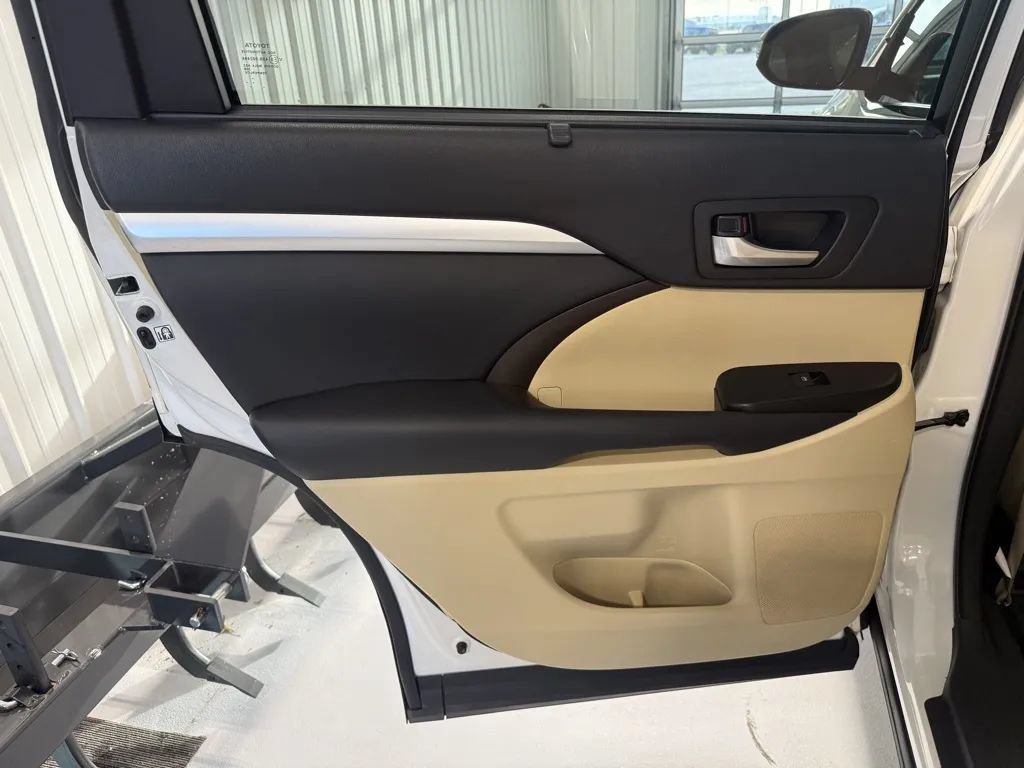 Used 2015 Toyota Highlander XLE AWD/4WD image 30