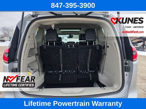 Used 2023 Chrysler Pacifica Limited image 14