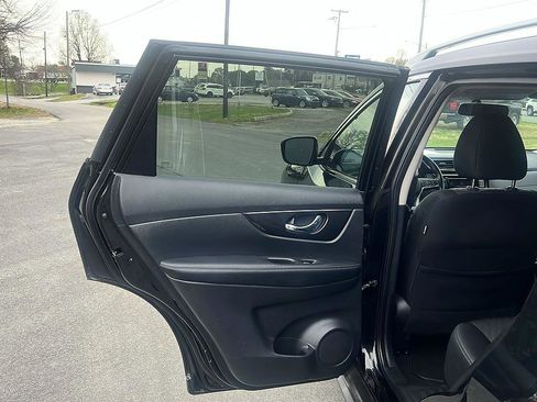 Used 2018 Nissan Rogue SV image 27