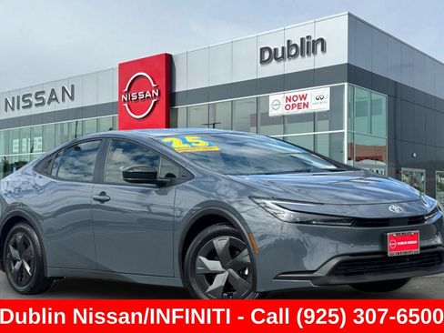 Used 2025 Toyota Prius LE FWD image 2