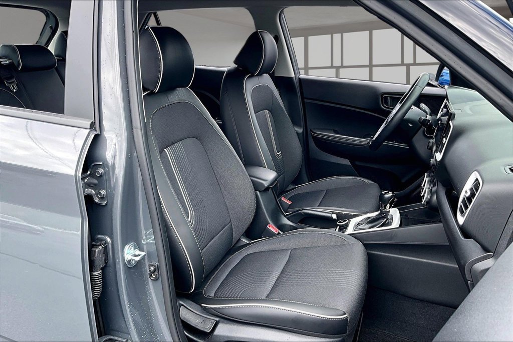 Used 2025 Hyundai Venue Limited FWD image 7