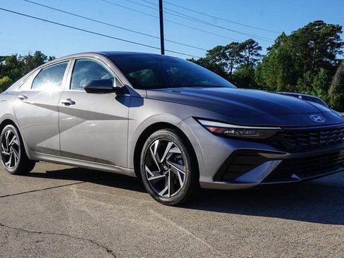 Used 2024 Hyundai Elantra SEL w/ Convenience Package image 2