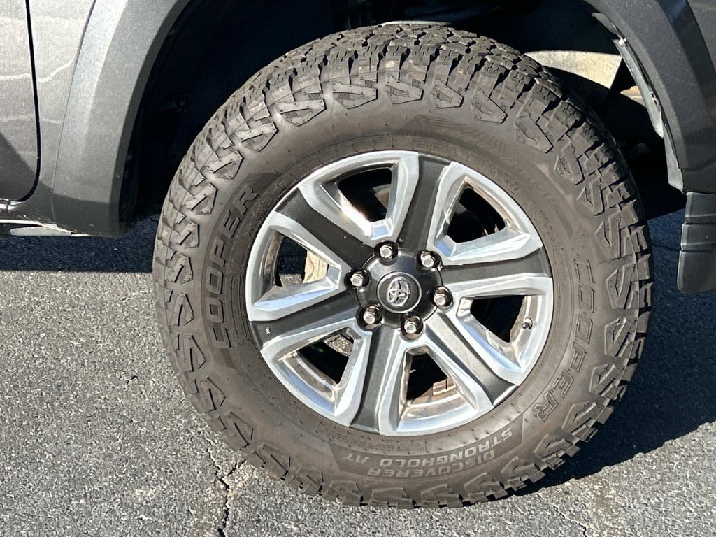 Used 2017 Toyota Tacoma Limited w/ Tow Package AWD/4WD image 10