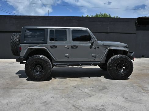 Used 2019 Jeep Wrangler Unlimited Sahara AWD/4WD image 7