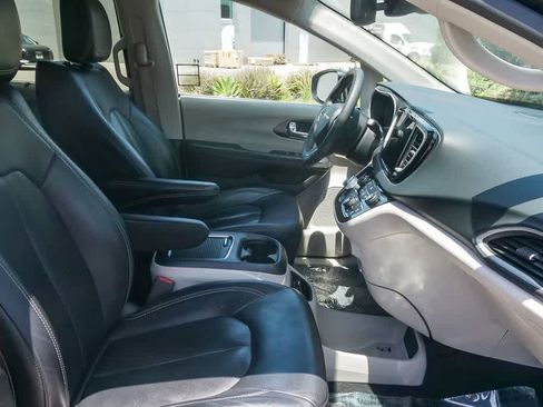 Used 2022 Chrysler Pacifica Touring-L FWD image 16