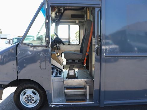 Used 2019 Ford E-450 and Econoline 450 Super Duty RWD image 16