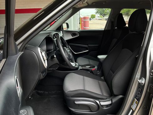 Used 2025 Kia Soul LX w/ LX Technology Package FWD image 10