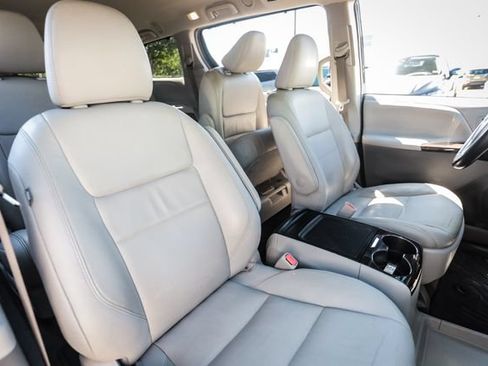 Used 2018 Toyota Sienna XLE w/ XLE Navigation Package AWD/4WD image 38