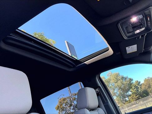 Used 2025 Chevrolet Silverado 2500 ZR2 w/ Technology Package image 15