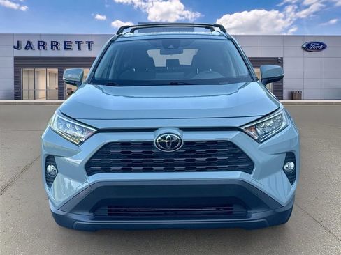 Used 2019 Toyota RAV4 XLE w/ Convenience Package FWD image 2