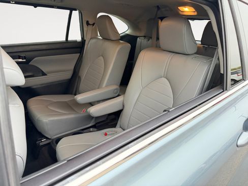 Used 2023 Toyota Highlander XLE image 24