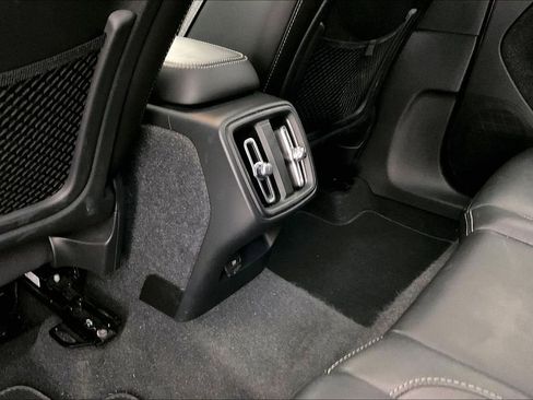 Used 2023 Volvo XC40 B4 Plus image 29