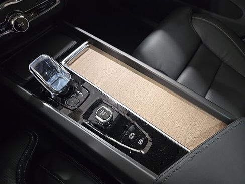 New 2026 Volvo XC60 B5 Ultra w/ Protection Package Premier image 13