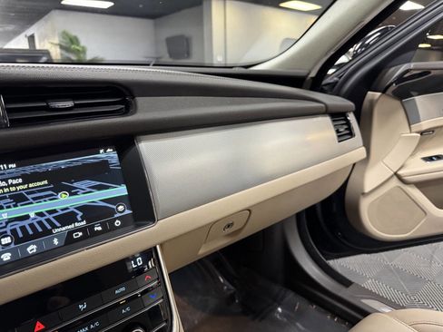 Used 2020 Jaguar XF Premium image 27
