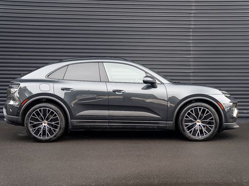 Certified 2025 Porsche Macan 4 Electric image 30