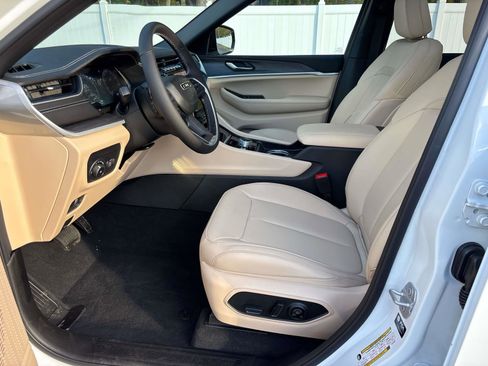 New 2025 Jeep Grand Cherokee Limited image 11