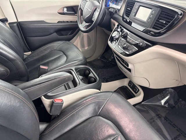 Used 2017 Chrysler Pacifica Touring-L FWD image 23