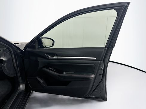 Used 2024 Nissan Altima 2.5 SR FWD image 29
