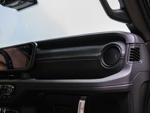 Used 2025 Jeep Wrangler Unlimited Rubicon w/ Technology Group image 24