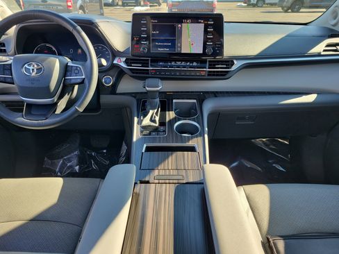 Used 2024 Toyota Sienna Limited image 9