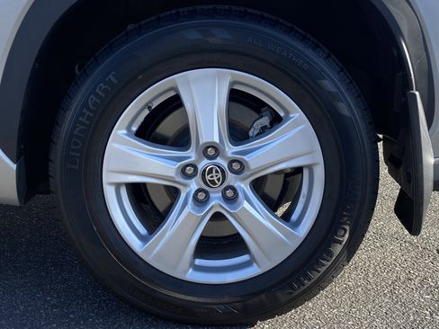 Used 2024 Toyota Highlander LE image 7