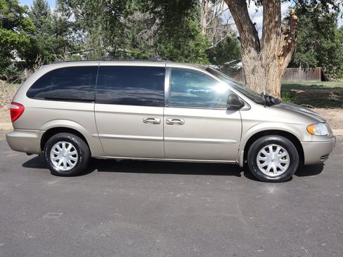Used 2002 Chrysler Town & Country EX FWD image 3