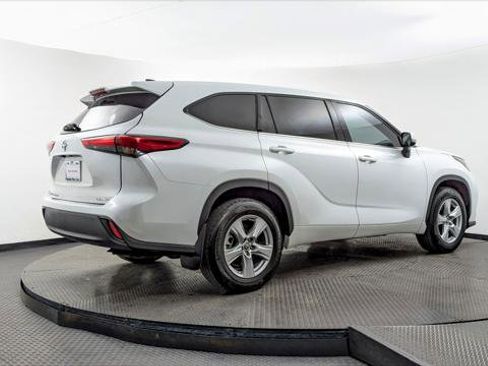 Used 2022 Toyota Highlander LE image 8