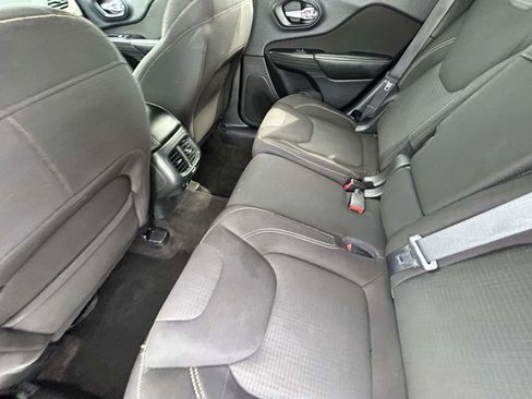Used 2016 Jeep Cherokee Latitude AWD/4WD image 11