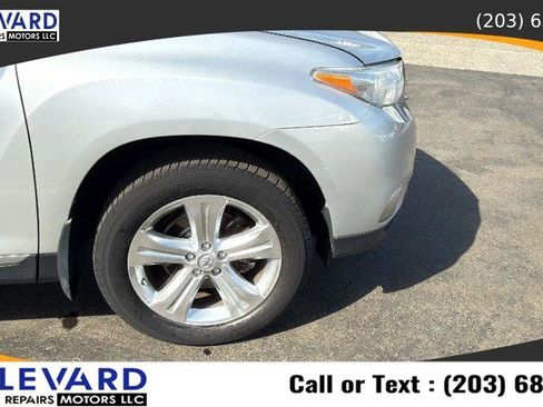 Used 2011 Toyota Highlander Limited w/ Tow Pkg AWD/4WD image 12