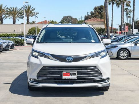 Used 2023 Toyota Sienna XLE FWD image 2