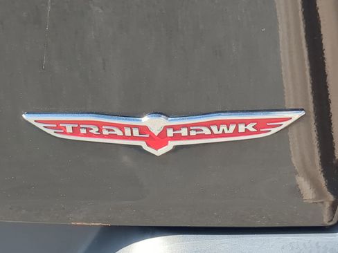 Used 2016 Jeep Cherokee Trailhawk w/ Comfort/Convenience Group image 40