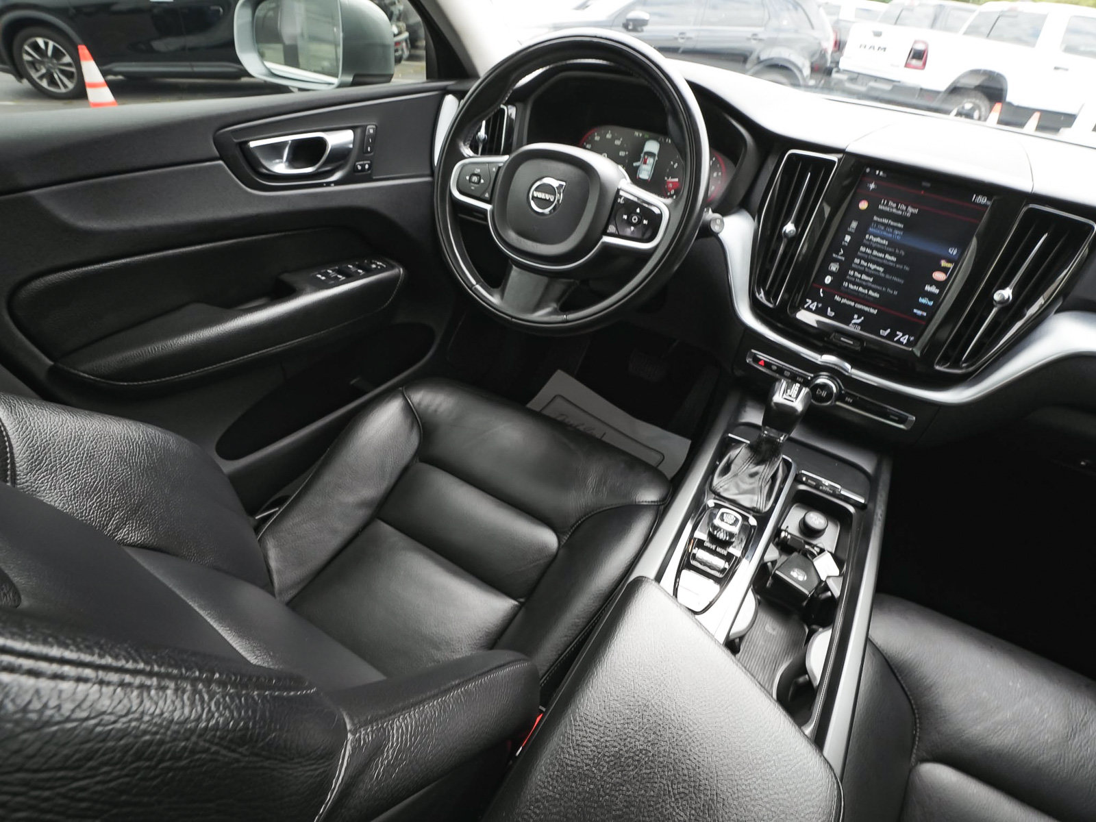 Used 2018 Volvo XC60 T5 Momentum w/ Convenience Package AWD/4WD image 40