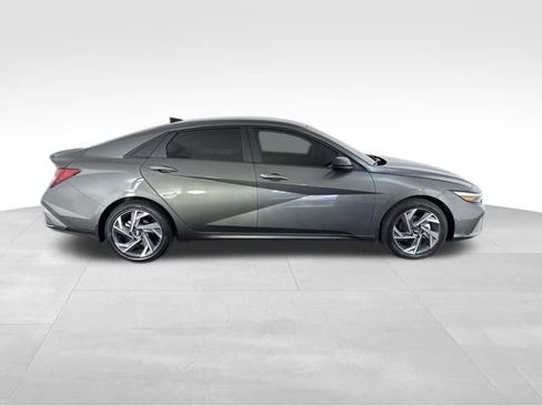 Used 2025 Hyundai Elantra Sport FWD image 6