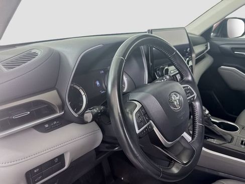 Used 2023 Toyota Highlander XLE AWD/4WD image 9