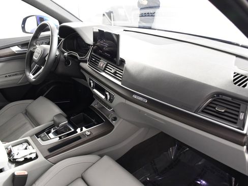 Used 2024 Audi Q5 e Prestige w/ Prestige Package image 19